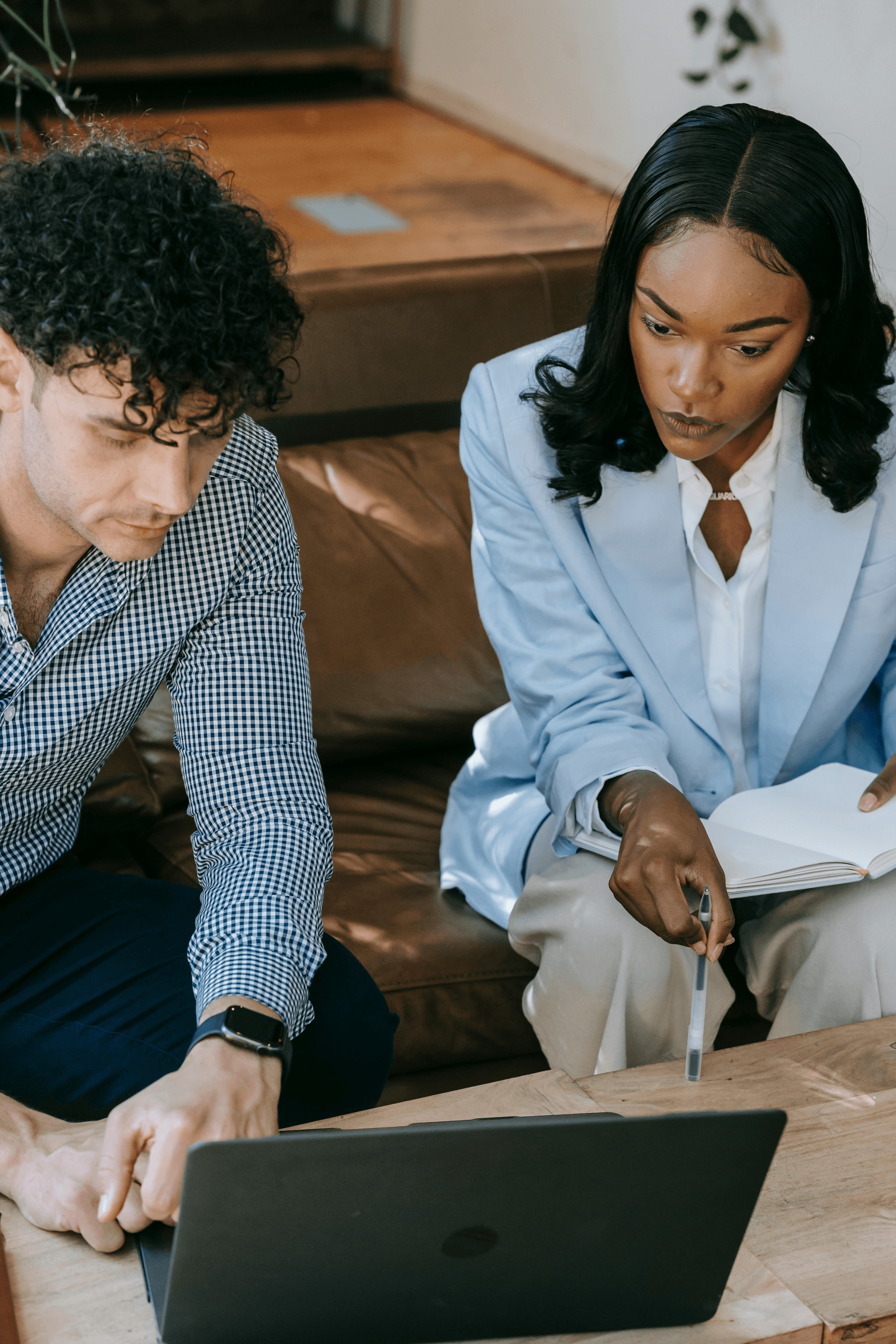 Twee collega's ontwerpen samen certificaten